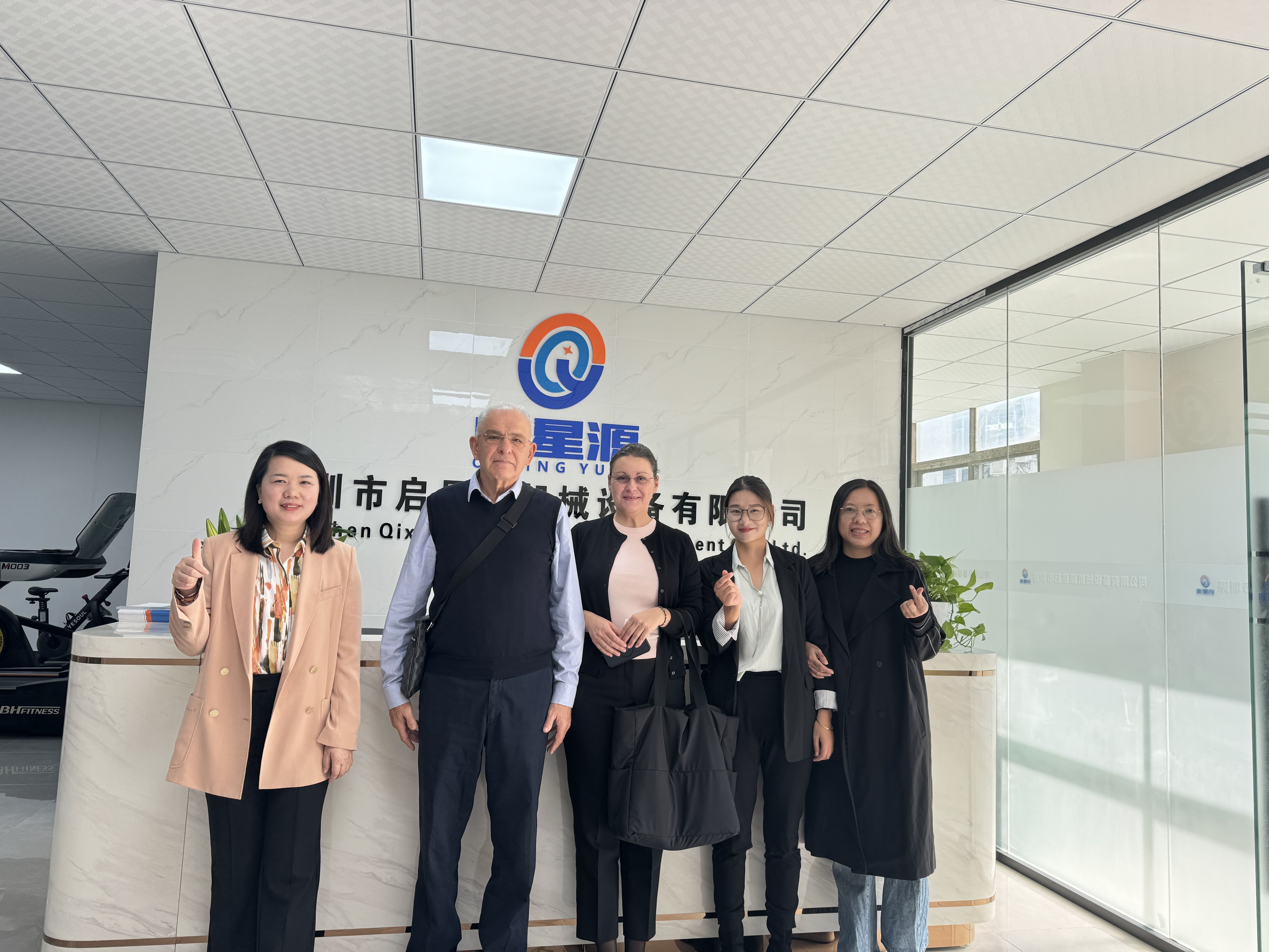 Bienvenido cálidamente al Sr. Savo y la Sra. Irena para visitar Shenzhen Qixingyuan Machinery Equipment Co., Ltd. Nuevamente